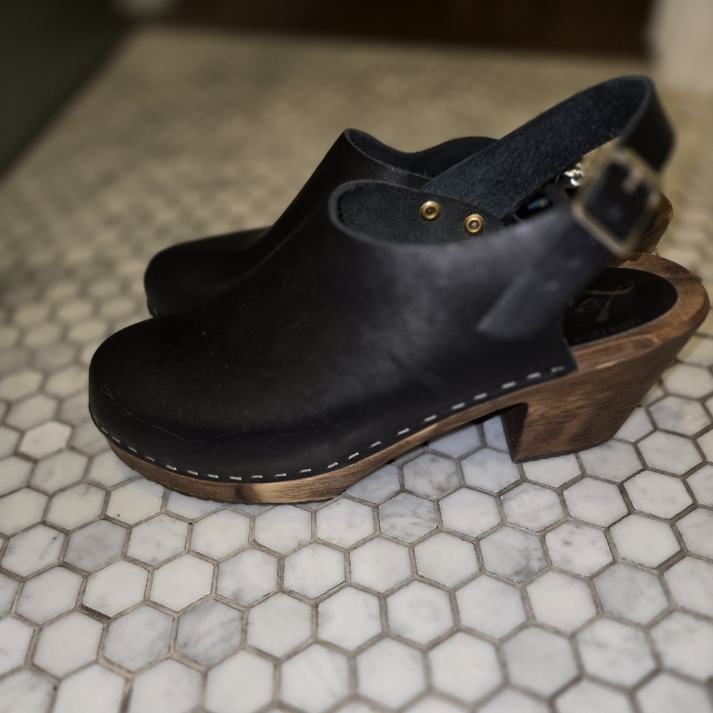 Fits Like 9.5 Black Leather Wooden Clogs